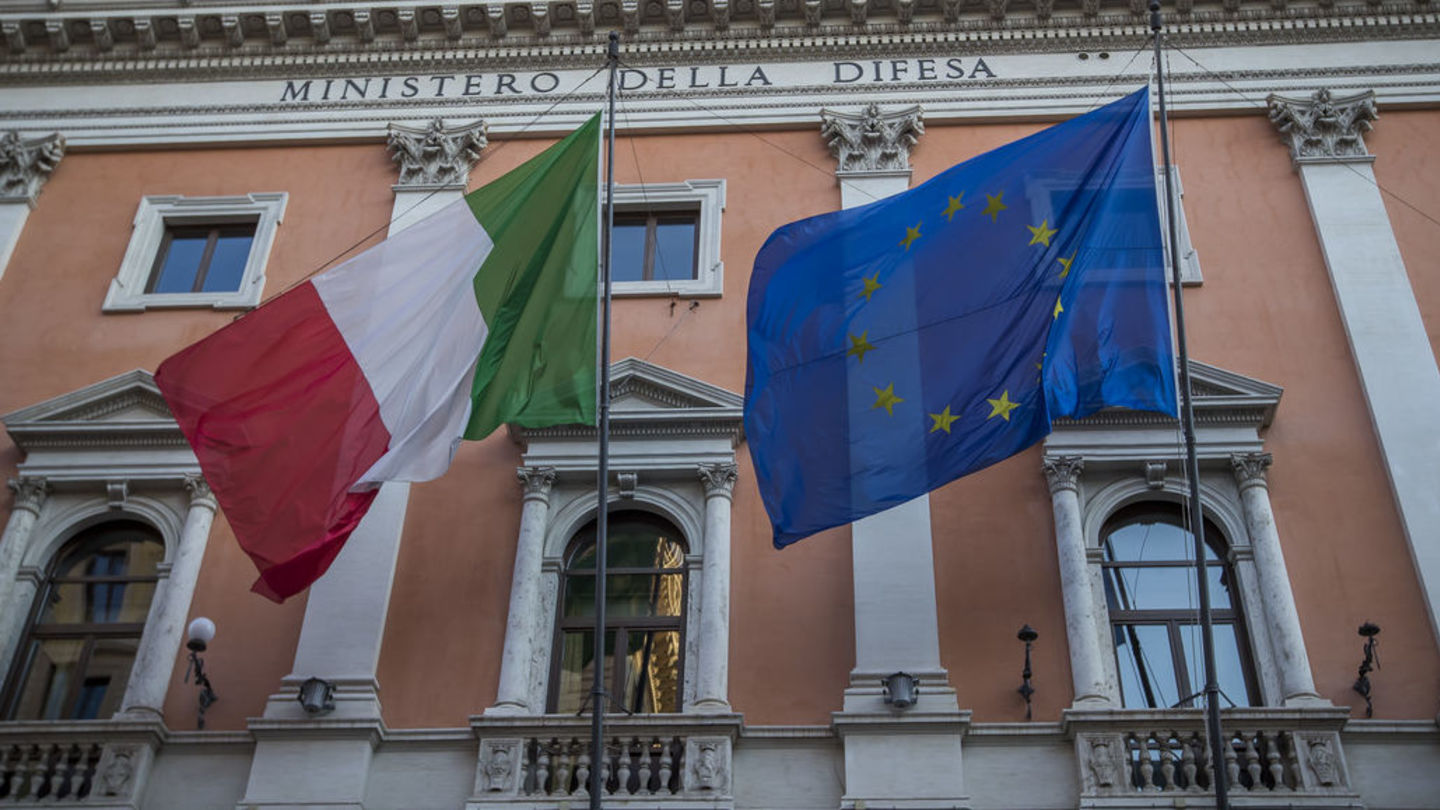 The first Rome Entry Year Program students are graduating from Temple in 2022.
Image of the Italian and European flags on a building.
