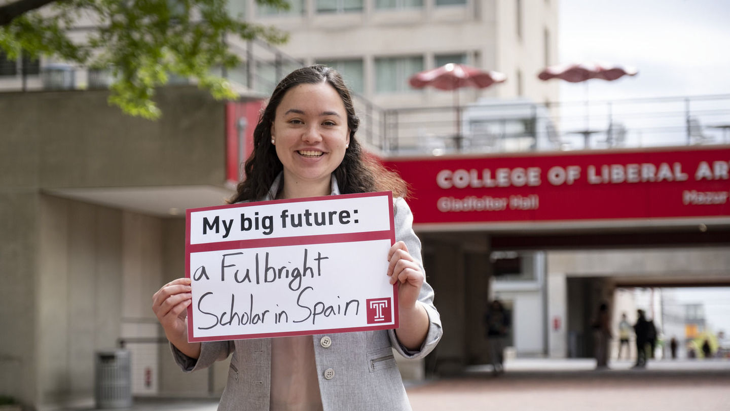 Julia Mayro holding a sign that says a Fulbright scholar in Spain